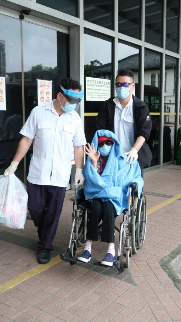 魚毛姐出院時，醫生怕她身體弱易感染，囑她不要叫人來接，由醫院用車送她回家。（明報圖片）