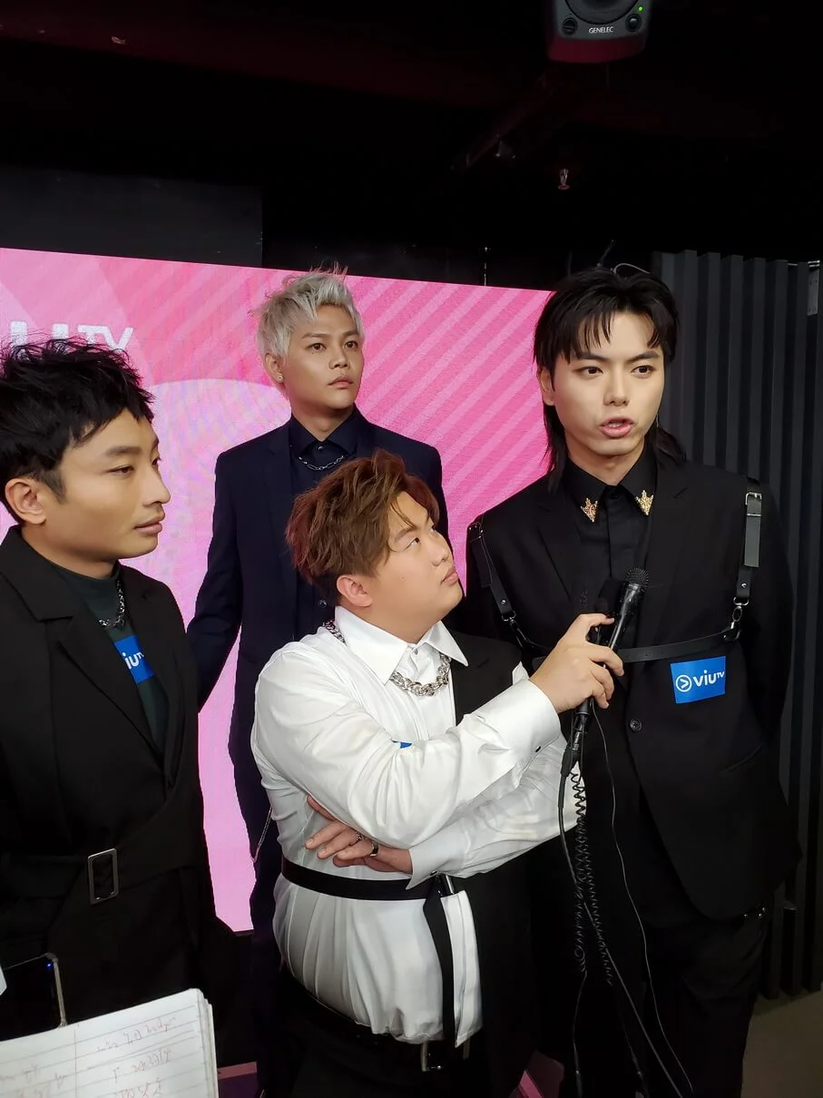 193問道：「J2？什麼來的？是否有40幾歲仲拍《#後生仔傾吓偈》節目呀？」甚有火藥味。