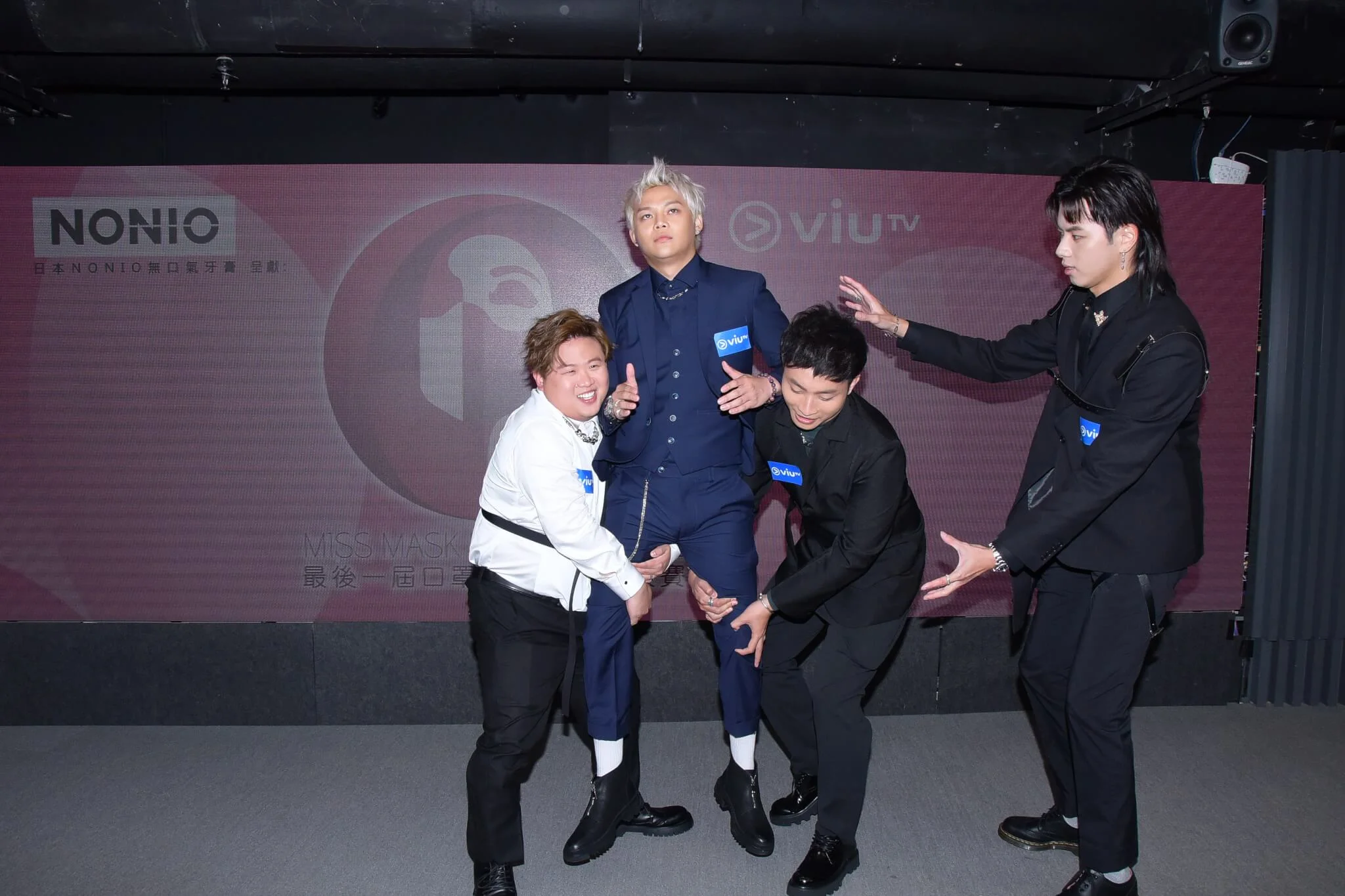 ERROR成員保錡宣布停工後再次現身，並以「冰雪」狀態，由拍檔193、肥仔和阿Dee合力抬出場，場面搞笑。