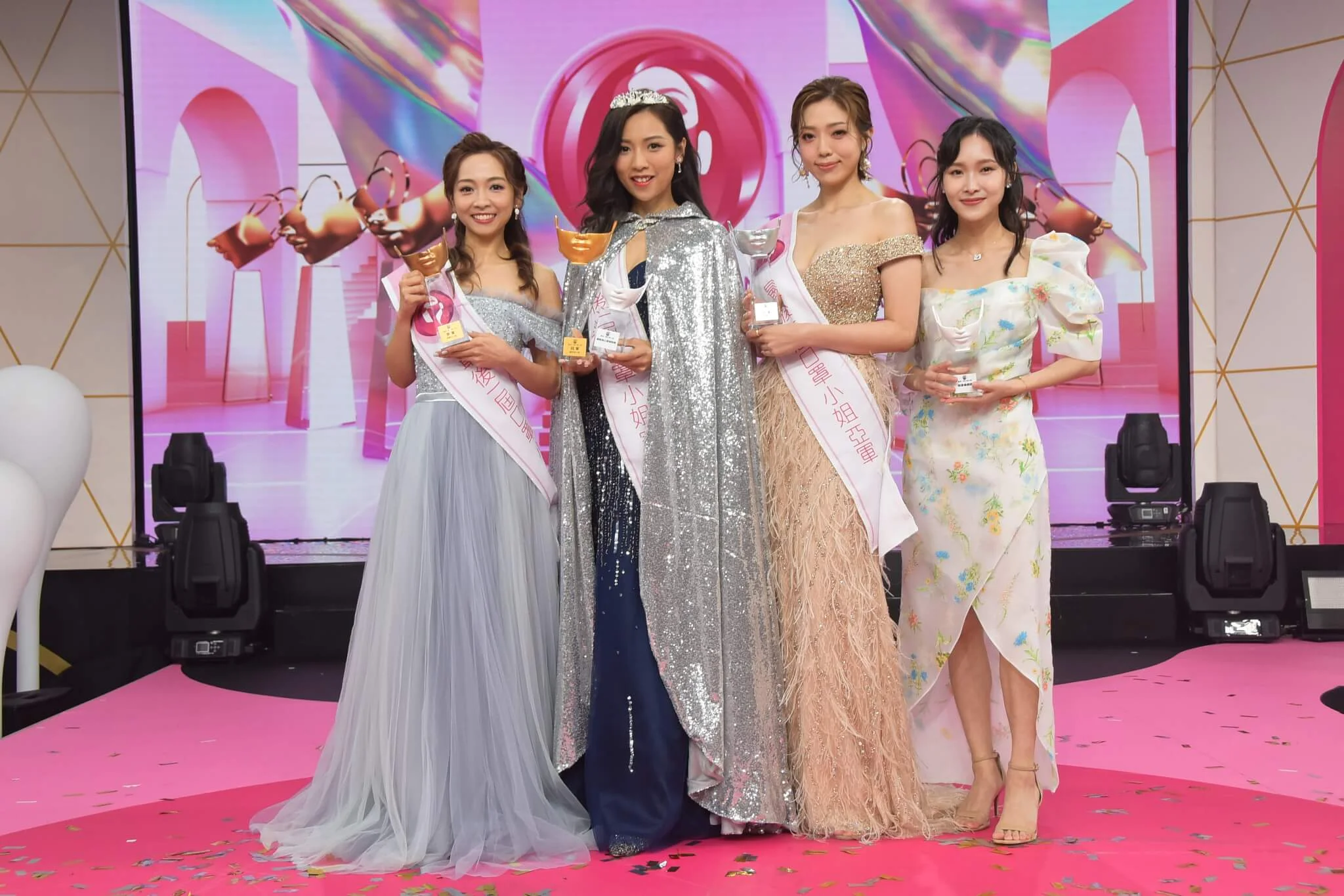 （左起）季軍細細粒（馮寶欣）、冠軍浩南（鄭伊琪）及亞軍阿姨（徐蒨寧）、「除罩最靚獎」得主羅佩芝