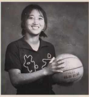 賈玲的媽媽李煥英十八歲時，從農村來到東方化工廠任職工人，並成為廠裏的排球員和籃球員。