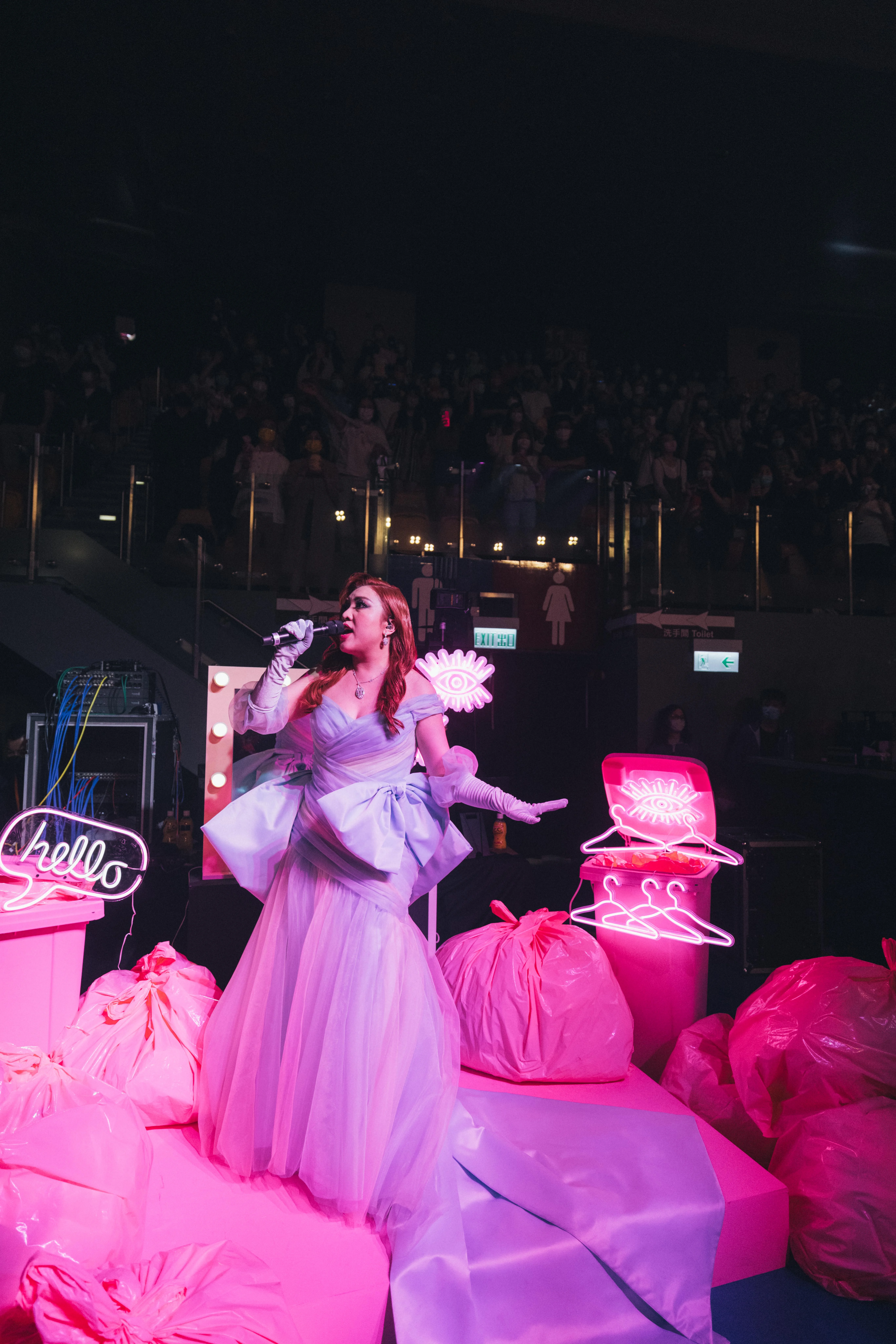 Serrini走到夢幻粉紅垃圾站佈景，近距離與粉絲獻唱《趣緻的響鈴》。
