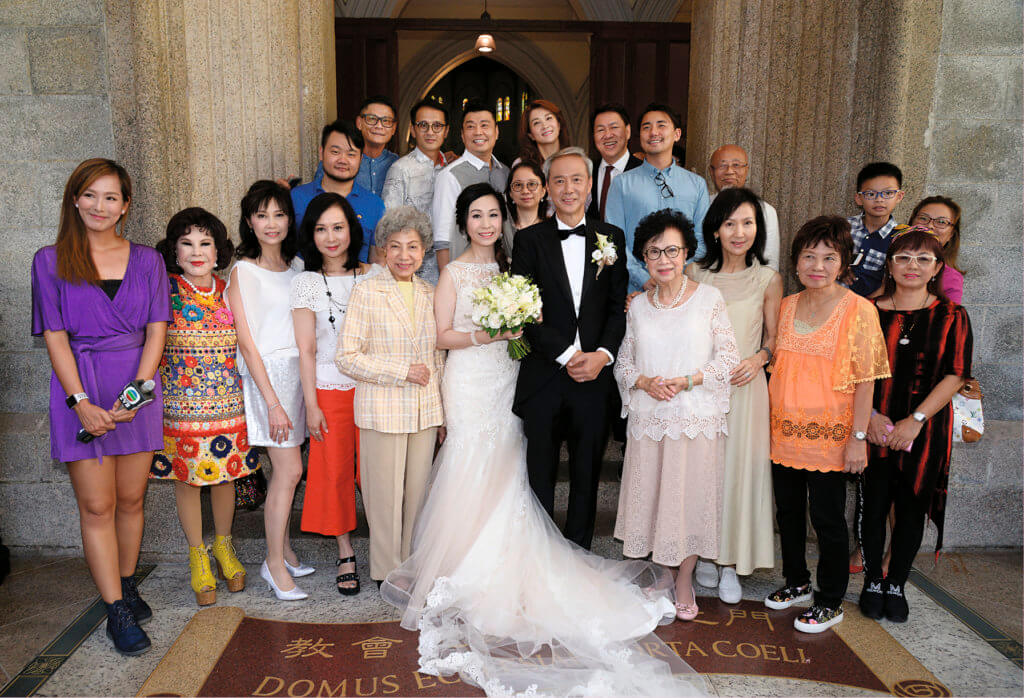 陳榮峻一八年與吳香倫結婚，因為太太患皮肌炎，照顧太太成為他的首要任務。