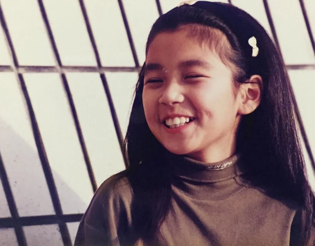 黃智雯小時候活潑好動，喜歡表演。