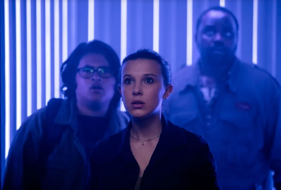 米莉(中)與兩位男拍檔誤打誤撞,來到邪惡大財團的香港總基地。