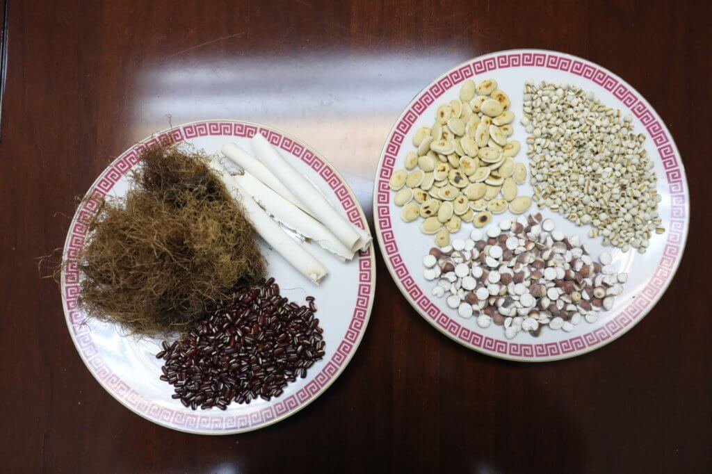 薏米、粟米鬚、白扁豆、赤小豆、茨實等都有袪濕功效。 