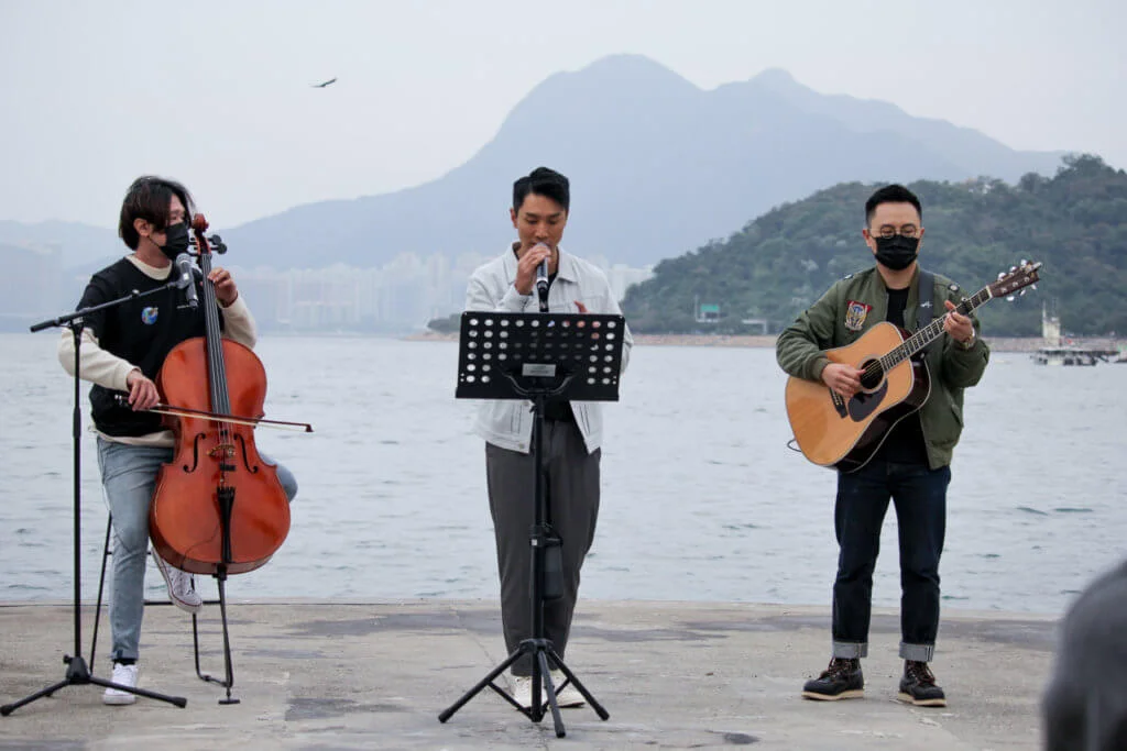 Jason與樂手為環保活動表演，揭開序幕。