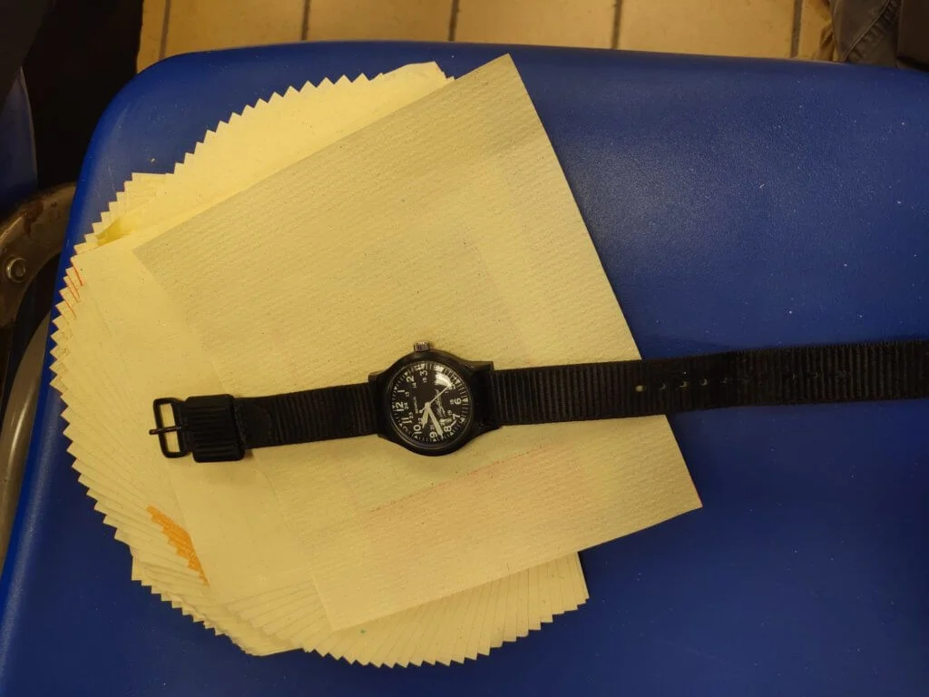 一班後輩送給王鍾的軍表,本想給他陪葬,不過表不能燒。