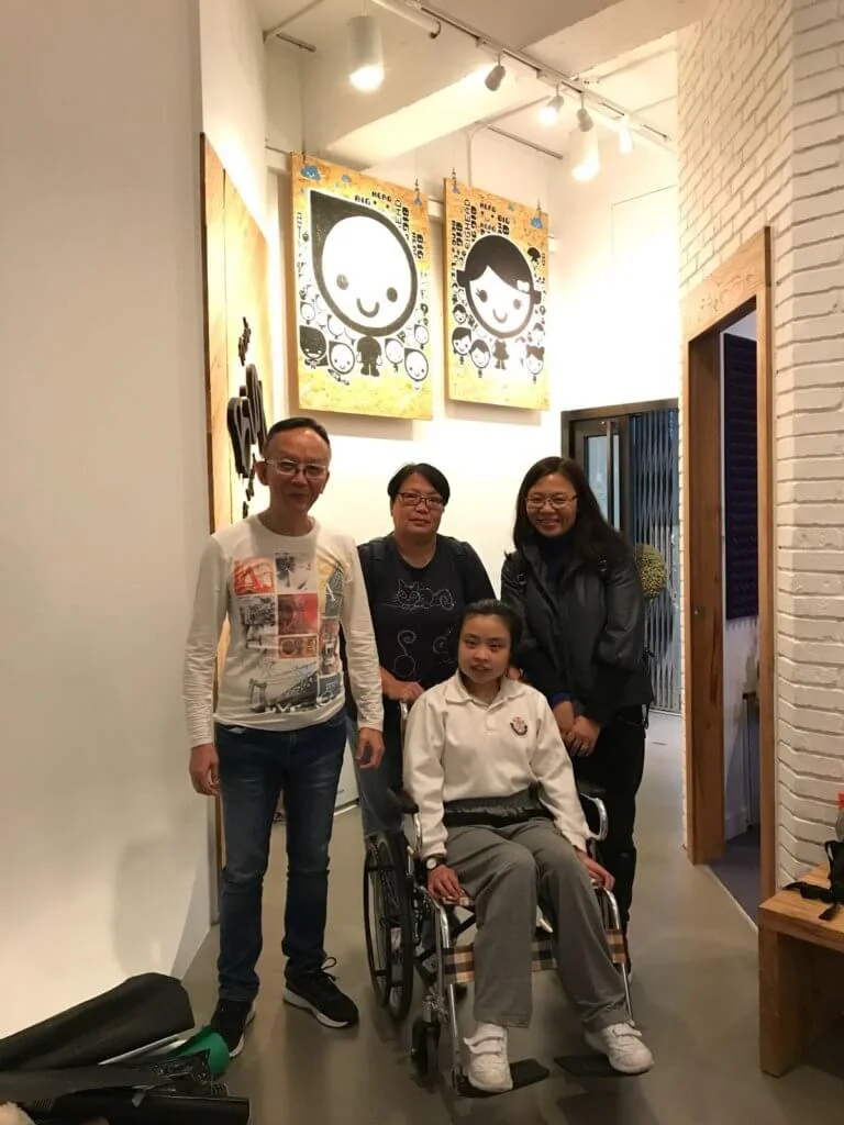 【龍天生專訪2】56歲戴四方帽 酒廊識太太 身教兒子入大學 - 本地 Shall We Talk (影片) - 明周娛樂
