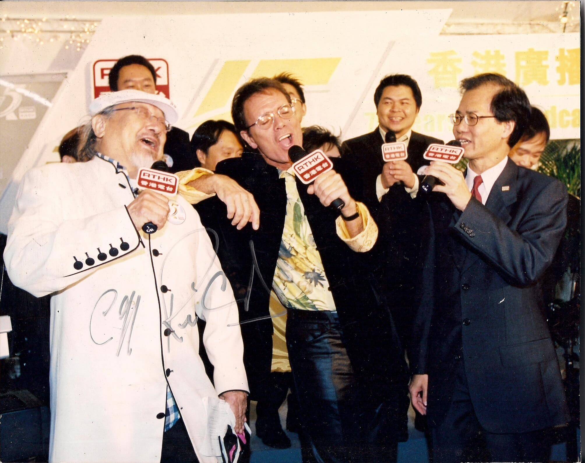  Uncle Ray於香港電台75週年紀念活動，與偶像Cliff RICHARD（圖中）同台獻唱。
