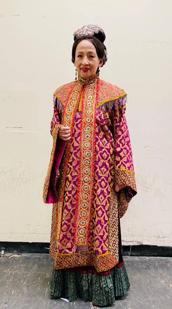 波姐在為新劇演太后試造型