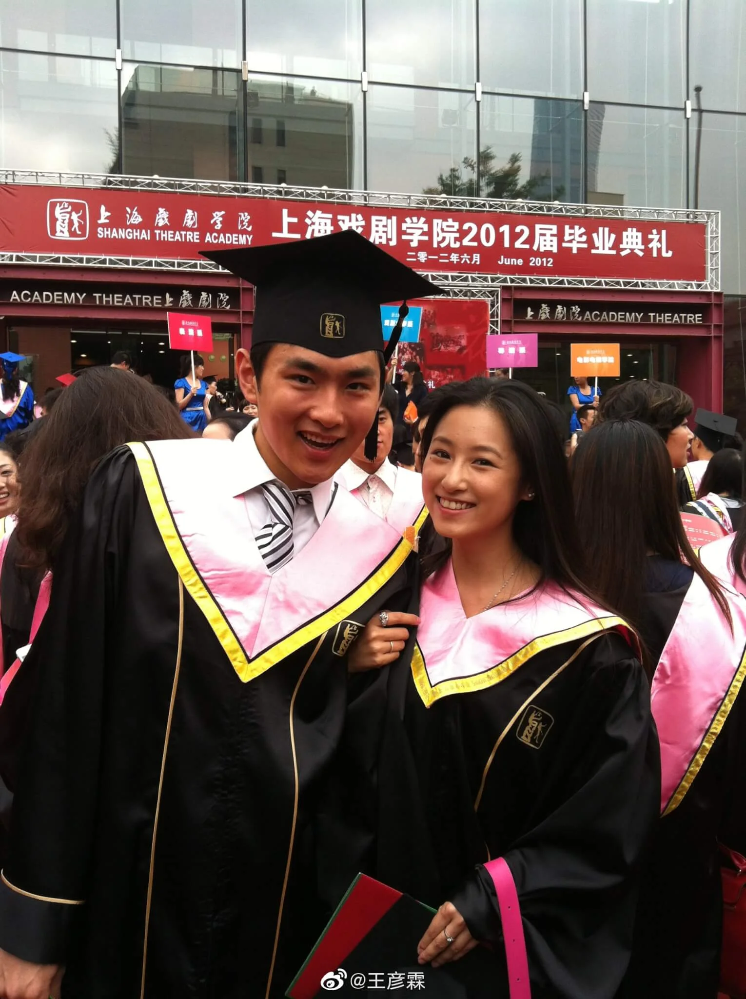 王彥霖與艾佳妮是大學同學