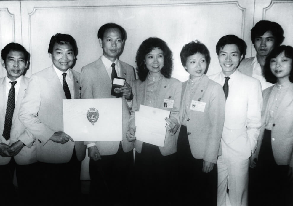一九八四年，尤聲普與名伶羅家英、李寶瑩、阮兆輝等到巴黎及紐約演出，獲市長頒贈紀念品。