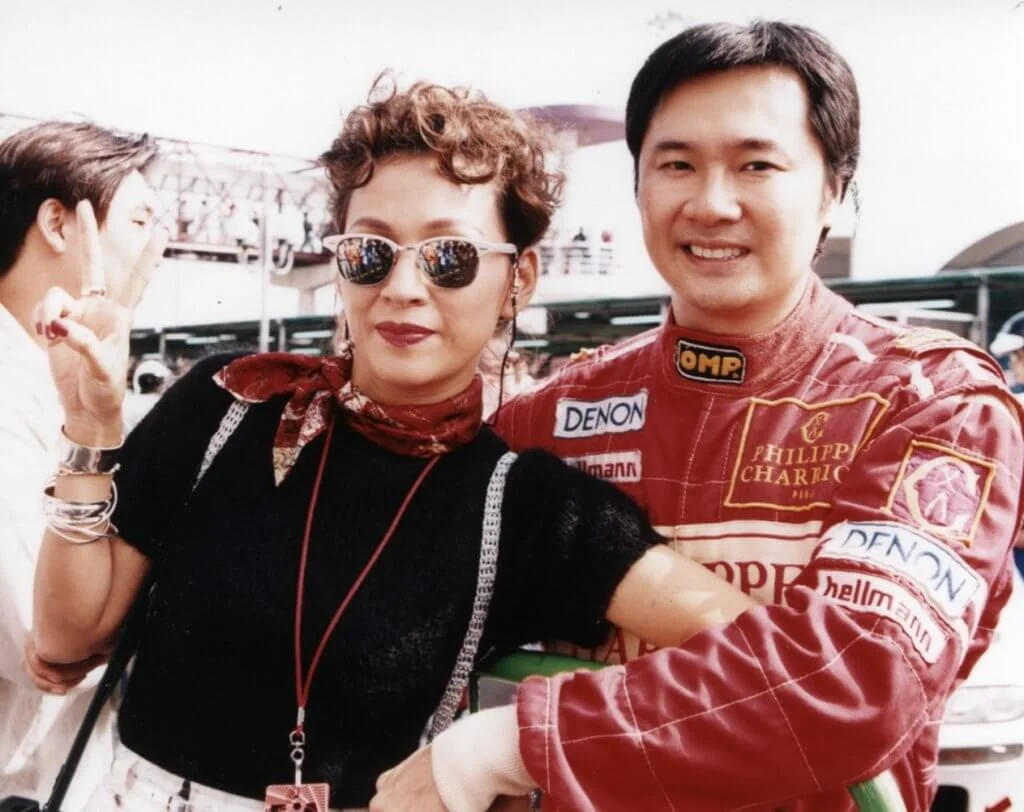 余安安八七年與賽車手李萬祺結婚,丈夫後來從事公關行業。