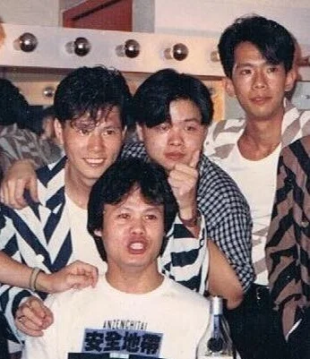 後排左起:雷有輝、唐奕聰、鄧建明,早期經理人鄧祖德(前)讓出結他手位置,鄧建明才有機會成為太極成員。