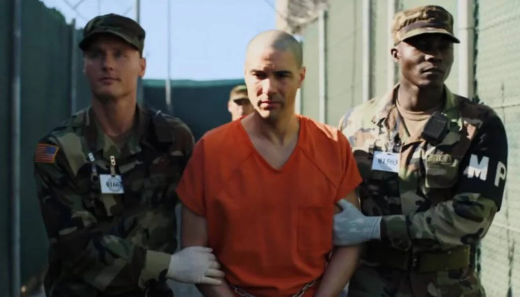 法國影帝塔哈拉辛飾演的史拉希,被美國政府拘捕,並在未經審訊下囚禁於關塔那摩灣監獄。