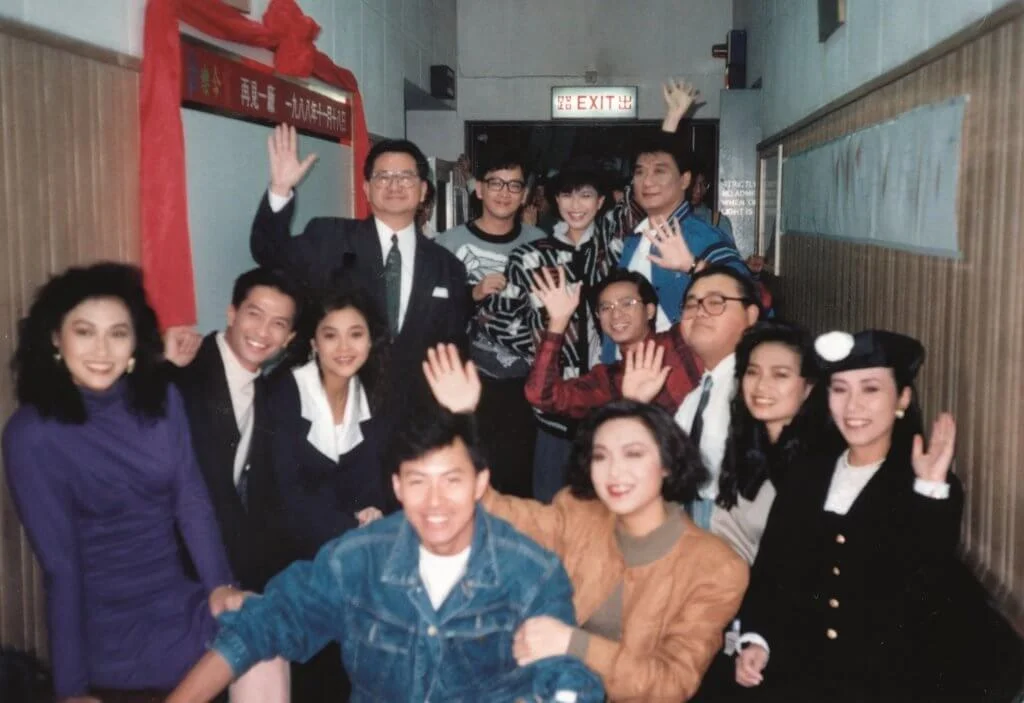 吳麗珠與一班《歡樂今宵》藝員由「木人巷」打出來