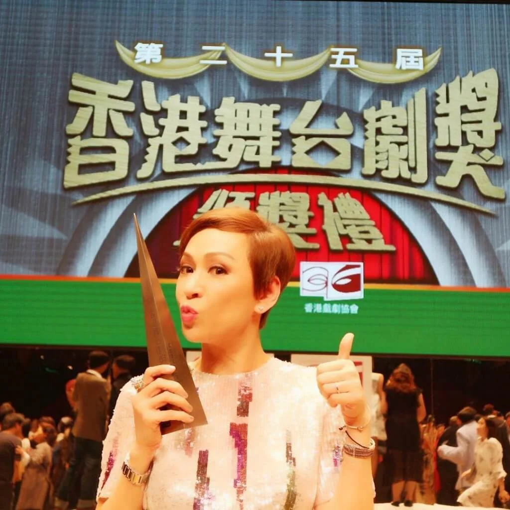 余安安2016年憑舞台劇《最後作孽》獲頒最佳女主角,成為劇后。