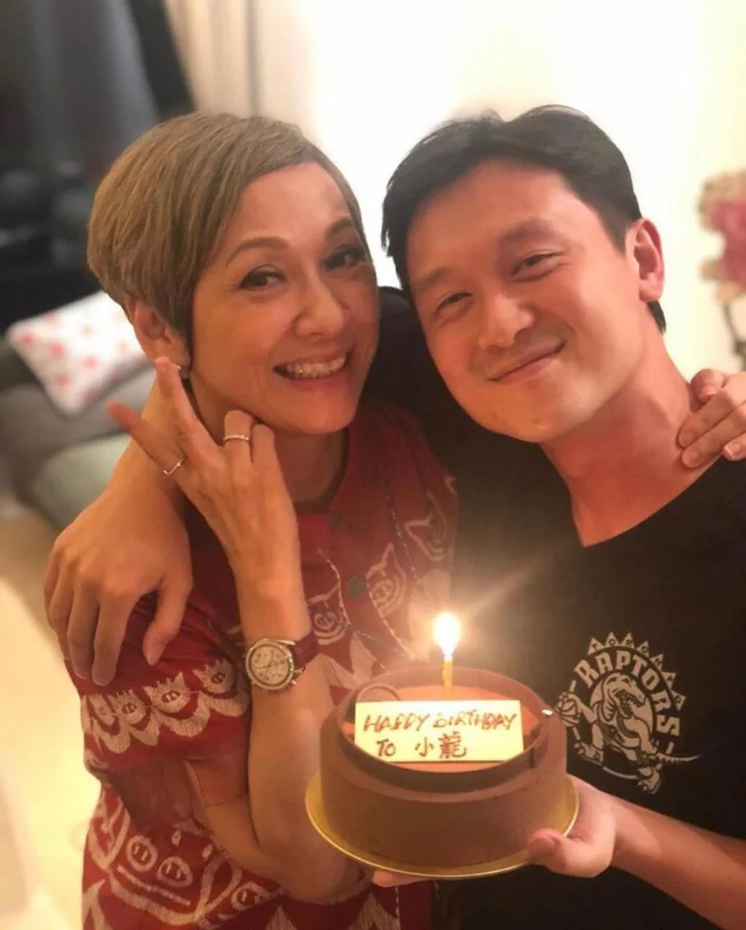 余安安演舞台劇與凌文龍變熟,兩人成為契媽契仔。