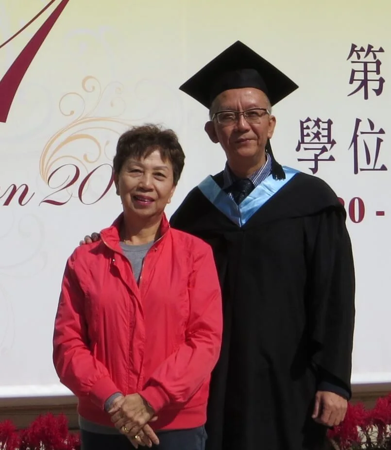 【龍天生專訪2】56歲戴四方帽 酒廊識太太 身教兒子入大學 - 本地 Shall We Talk (影片) - 明周娛樂