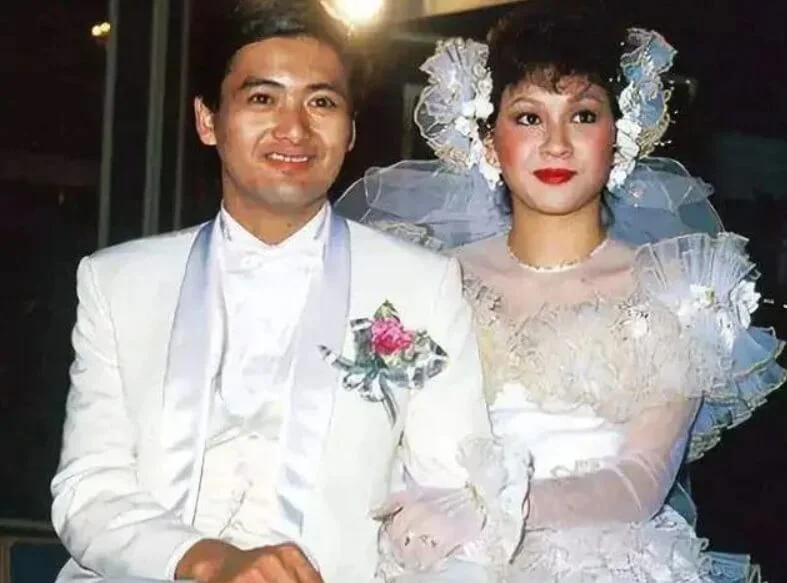 余安安1983年與周潤發結婚,這段婚姻只維持九個月。