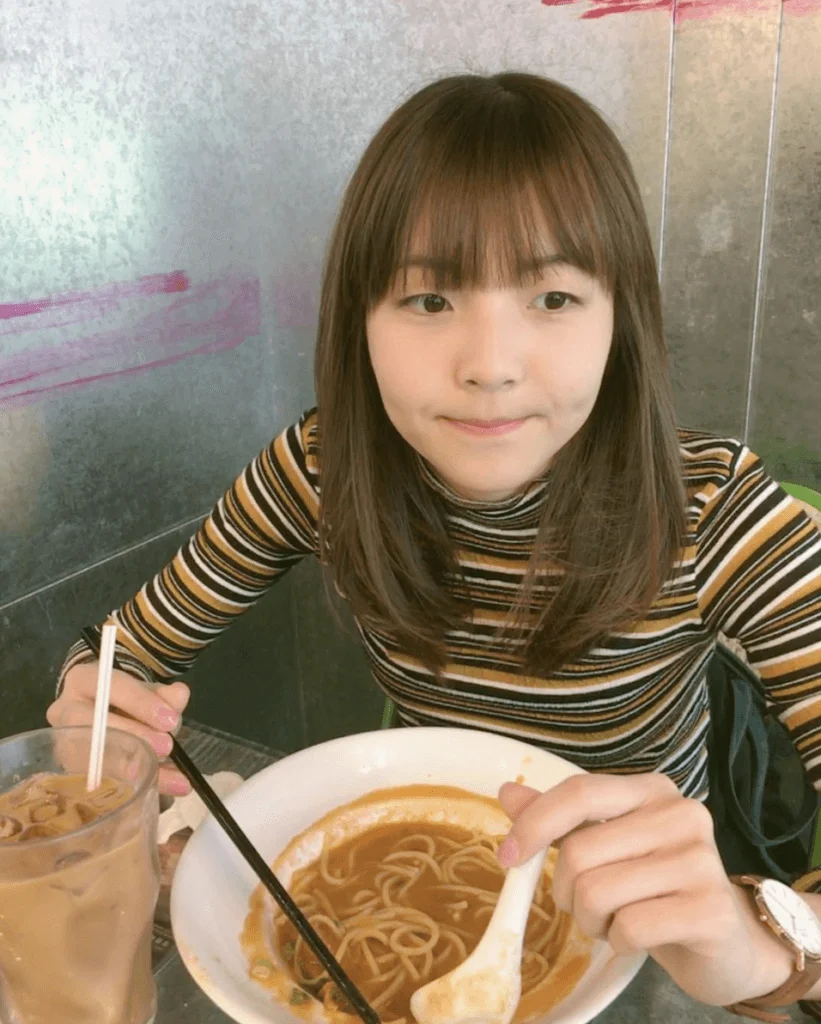 193自肥MV孖人氣YouTuber同牀共枕 自家製睡衣粉絲搶住要 - 本地 - 明周娛樂