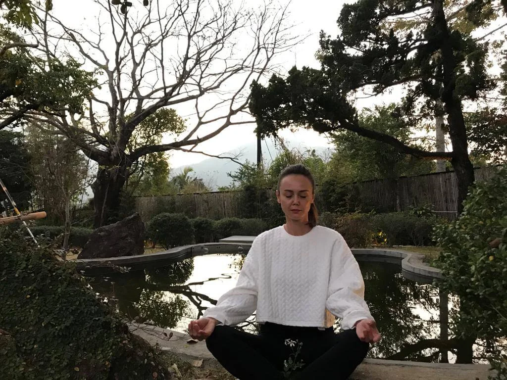 經歷過抑鬱症的她，每日都會花時間打坐來思考人生問題。