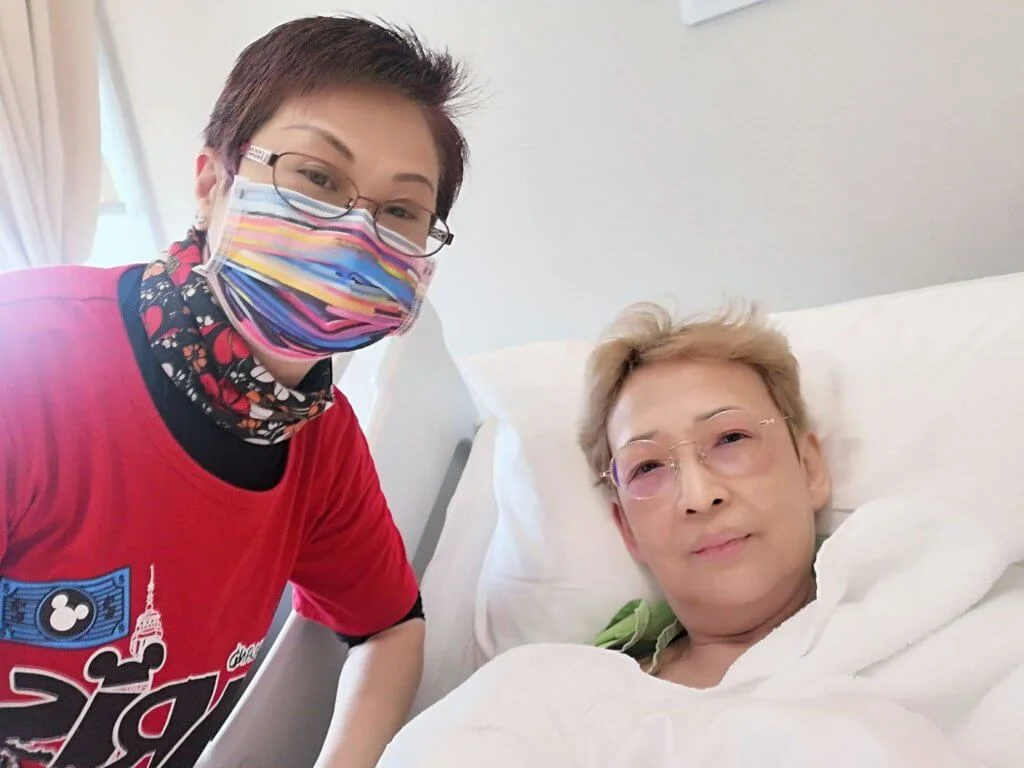 波姐手術後第一天已經恢復精神，親友Elaine到醫防探望讚她好氣色。