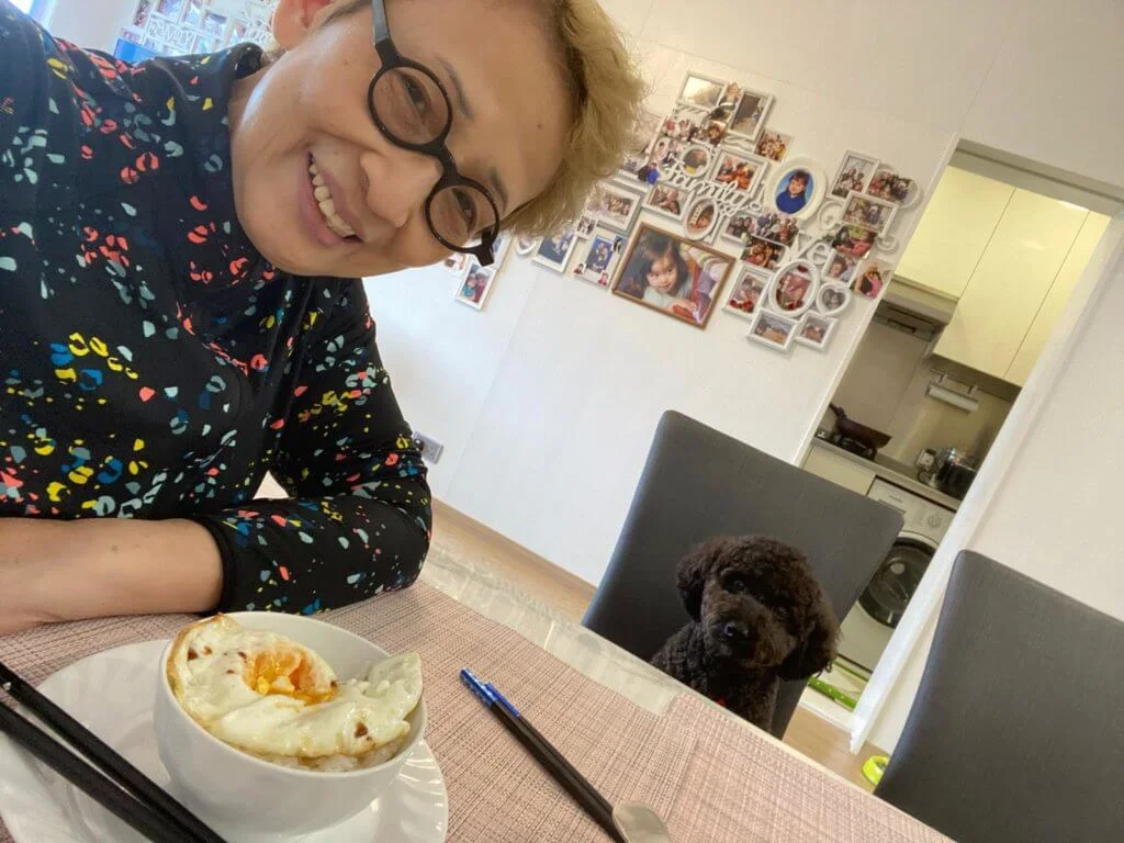 波姐出院後，妹妹馮素雲為她租了一間酒店方便照顧，波姐不時步行到妹妹家吃飯，還有可愛的狗仔相伴。 