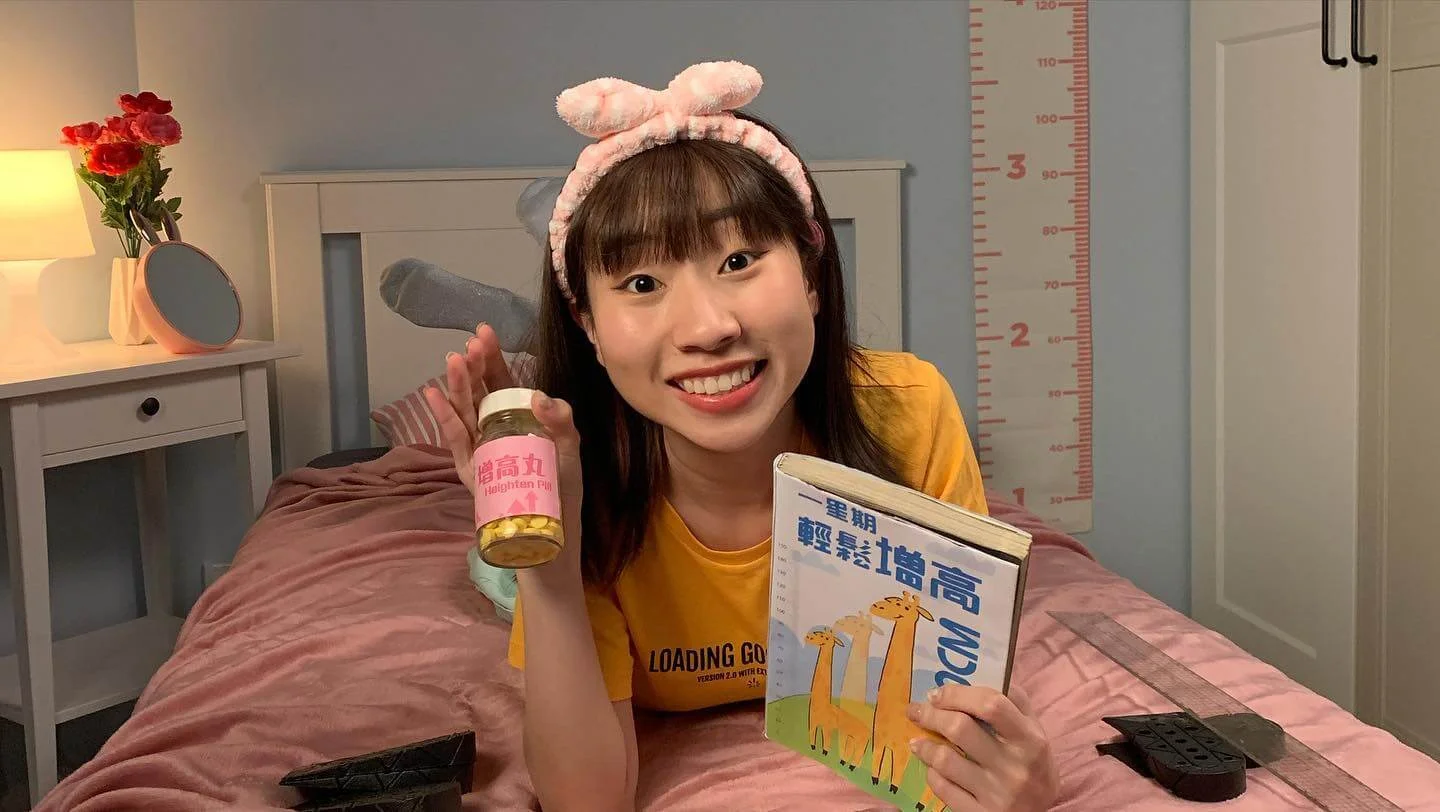 高度不足一米五的麗英,索性將自己的經歷唱出來。