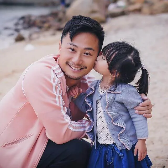 潮凱說囡囡兩歲多已經可以講完整句子，口才不俗，他笑言可能因為是遺傳自他和太太，特別是太太，以前是校內的辯論隊。