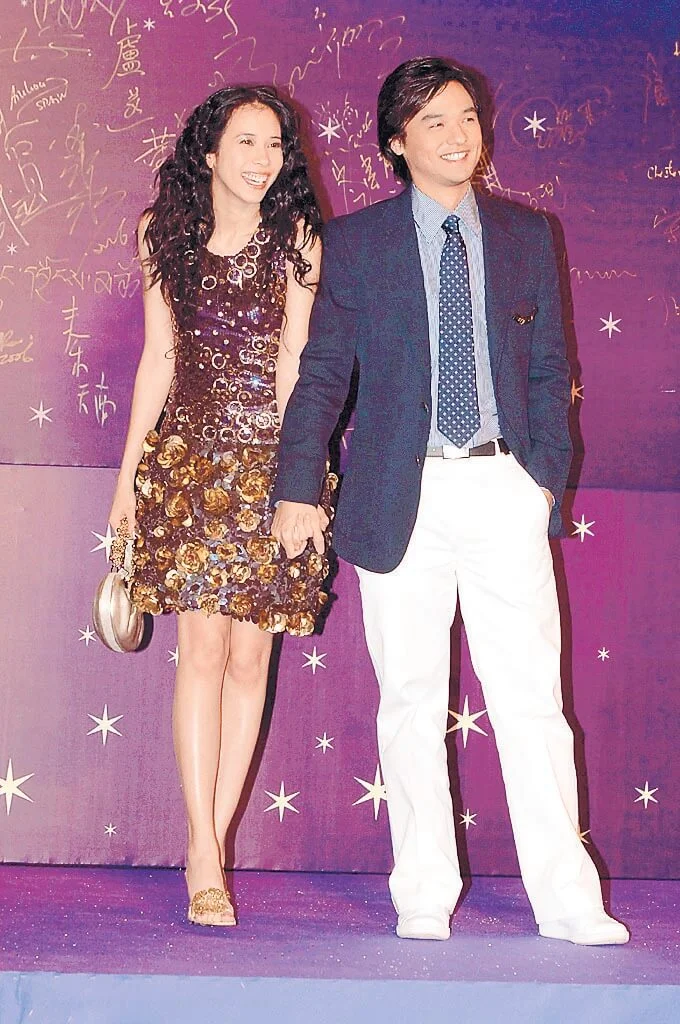 因張國榮的關係,Karen認識了馮德倫,直到○六年,Karen憑電影《童夢奇緣》入圍金像獎「最佳女主角」,兩人破天荒牽手走紅地毯,戀情才得以公開,可惜一年後,卻結束九年愛情長跑。