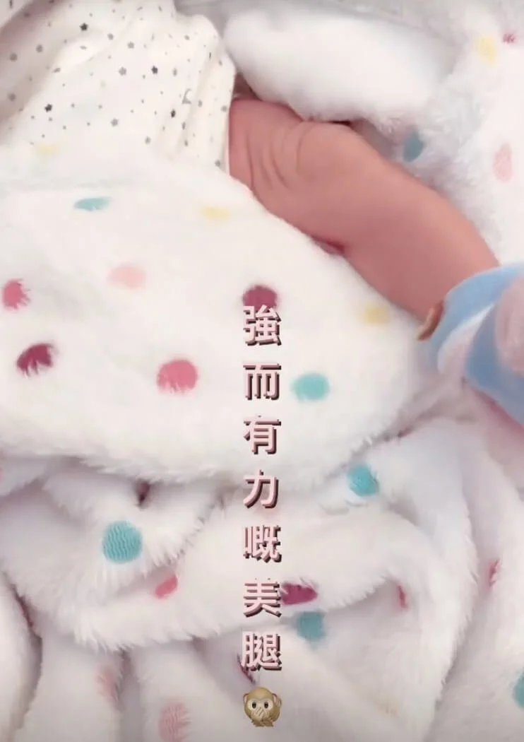 湯怡一家三口照父母親吻十二朝麥qq曬幸福 本地 明周娛樂 湯怡一家三口照父母親吻十二朝麥qq曬幸福 本地 明周娛樂