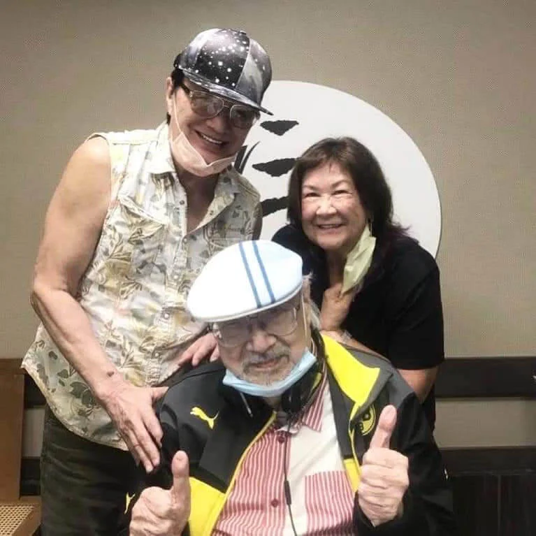 許冠傑知道他將會退休,特別跟太太到港台探望,賀他榮休。