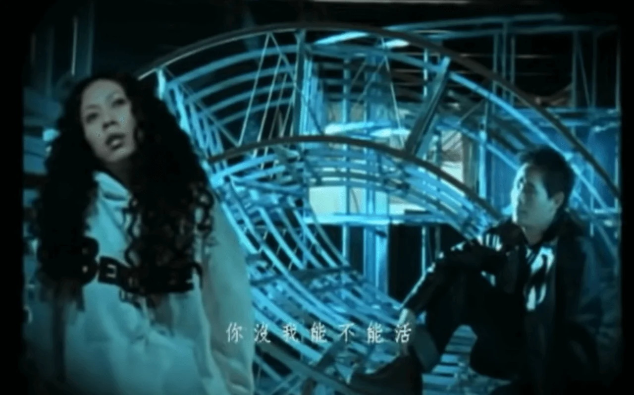 《那麼愛你為什麼》是卡拉OK年代必點的合唱歌,MV的女主角原來並不是Karen,竟是唱片公司找人刻意模仿。