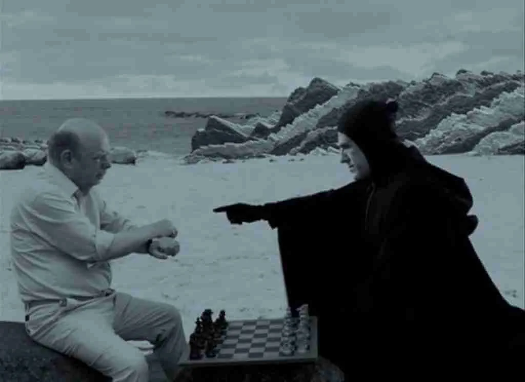 基斯杜化華茲在《情迷電影節》中化身英瑪褒曼經典《第七封印》中的死神,來開解華萊士尚恩飾演的淪落電影人男主角,好玩精采。