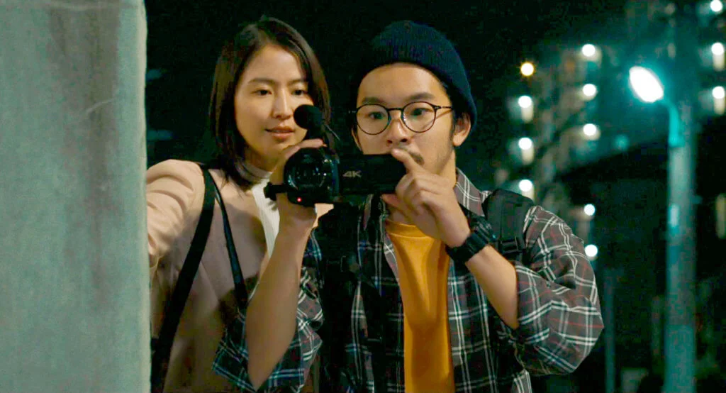 片中長澤正美與仲野太賀,本來想將役所重生的生活拍成電視節目。