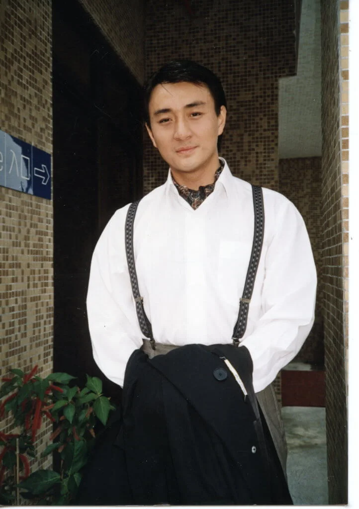 回港養傷,被新加坡電視人梁立人引薦加入無綫。