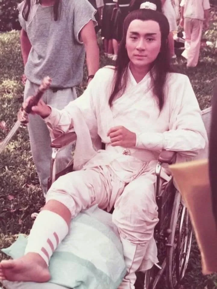 吳岱融在新加坡電視台拍劇時弄傷腳,當時他用原名吳瑰岸。