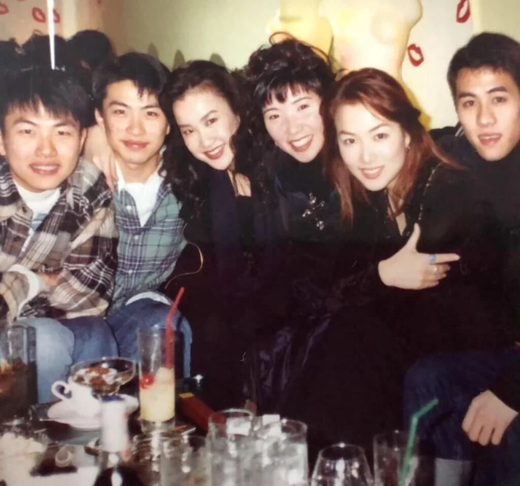 車婉婉初入樂壇一首大合唱《愛情傻戀La La La》,令她和(左起)張崇基、張崇德、李玟、鄭秀文、梁漢文成為好友。