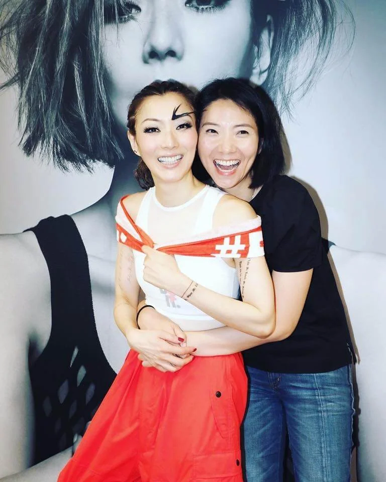 車婉婉和鄭秀文識於微時,至今已是攬頭攬髻的好友。