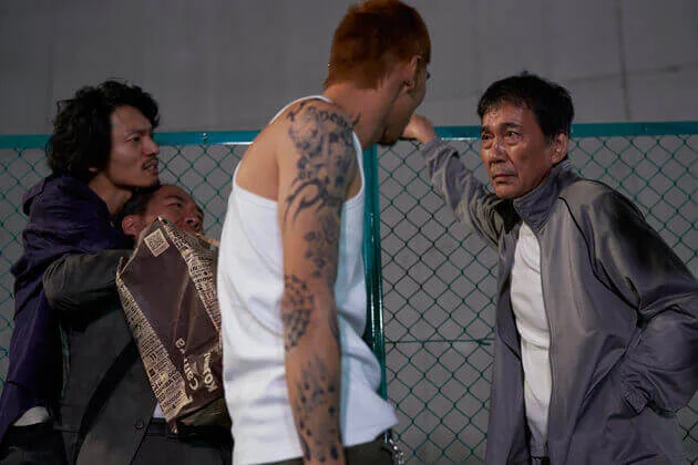 片中役所只懂用拳頭解決問題,非常火爆。