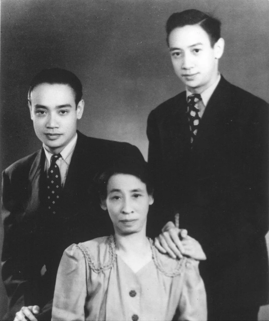 他與大哥Armando(左)及母親於一九五○年拍攝的合照