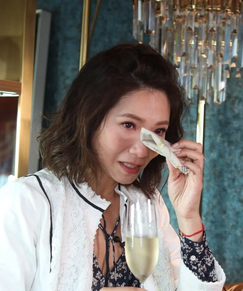 談起2007年病逝的母親,車婉婉忍不住落淚。