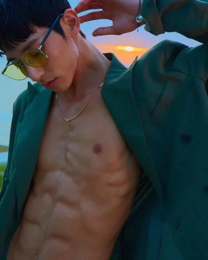 李洙赫天生是模特兒料子,而且勤練身材,更練得結實腹肌。