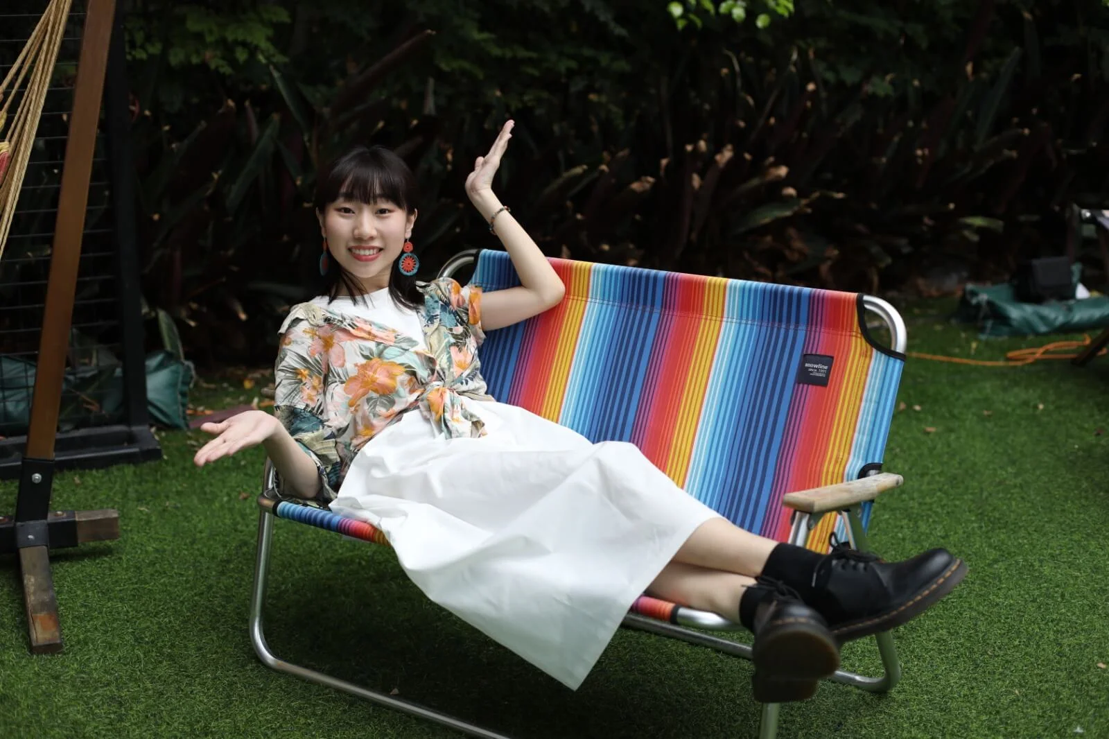 因為要宣傳新歌,麗英有機會接觸電台和電視台這類傳統媒體,她形容感覺相當新鮮。