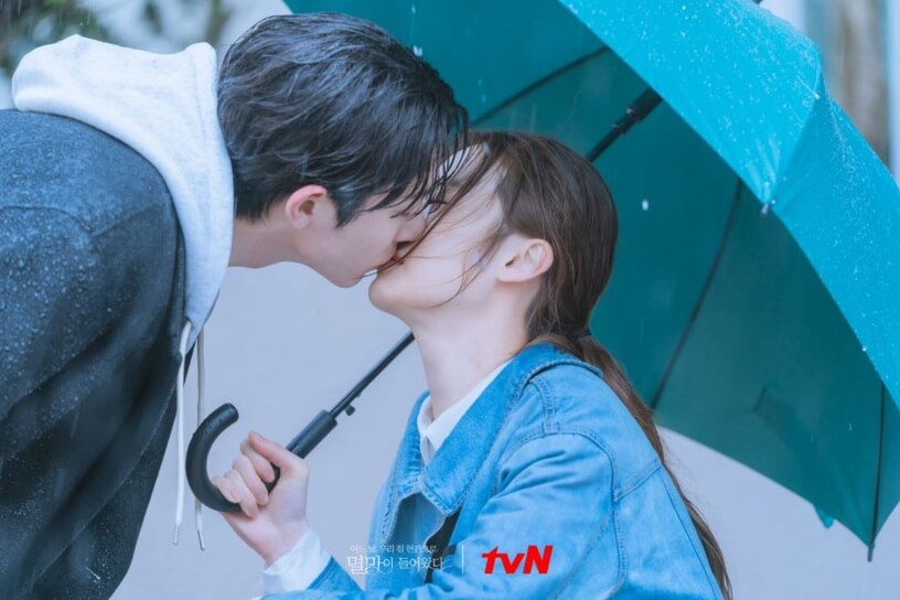 李洙赫對申度妍深情表白，二人在雨中激吻的場面更成為網上熱話。