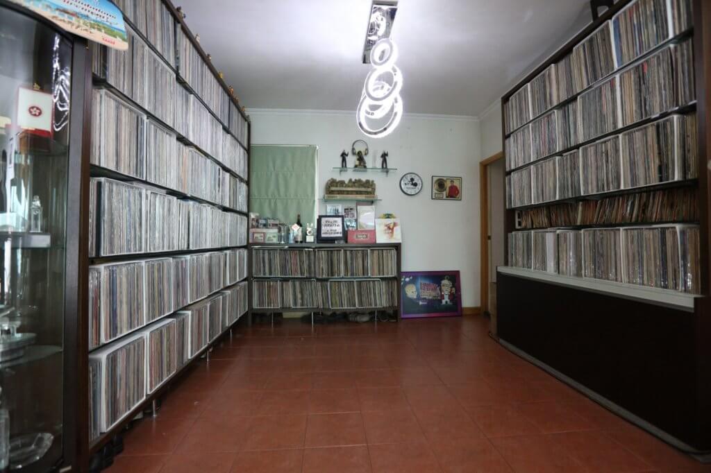 唱片擺放得井井有條，右邊是爵士樂，左邊和中間是流行音樂，總共珍藏了超過二萬隻。
