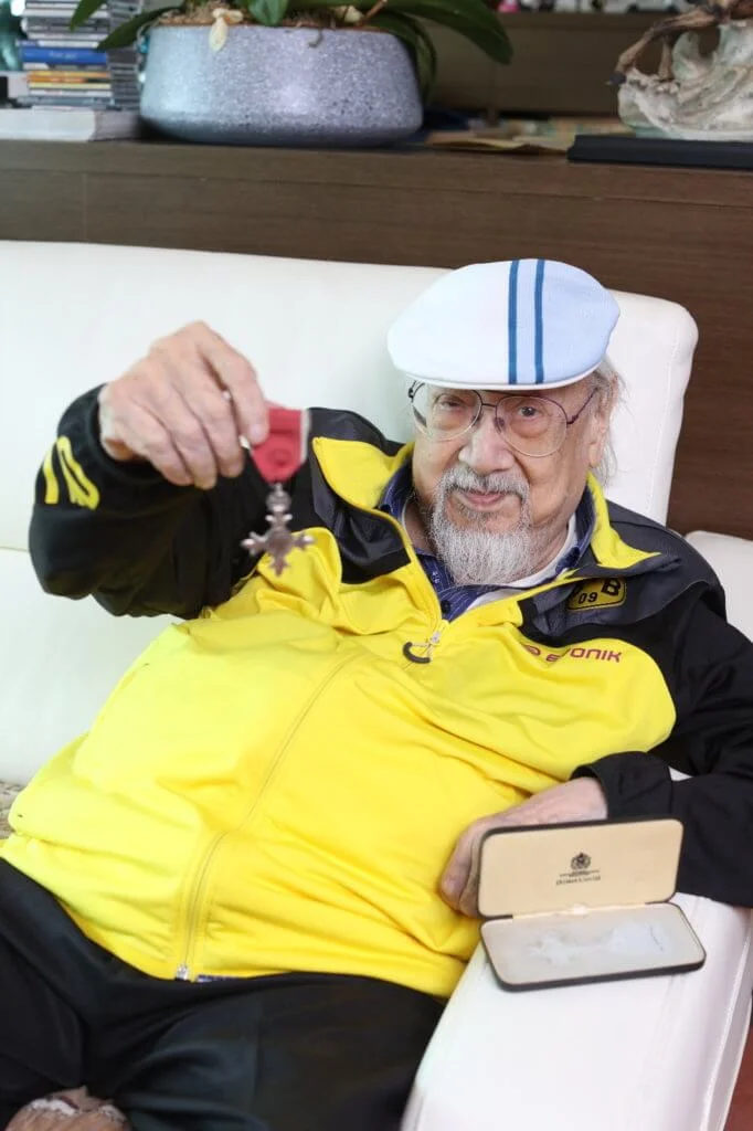 一九八七年,他獲英女皇頒發MBE勳銜。