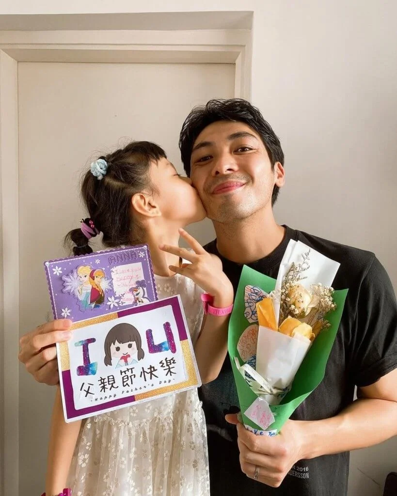 羅孝勇在父親節貼出父女甜蜜合照